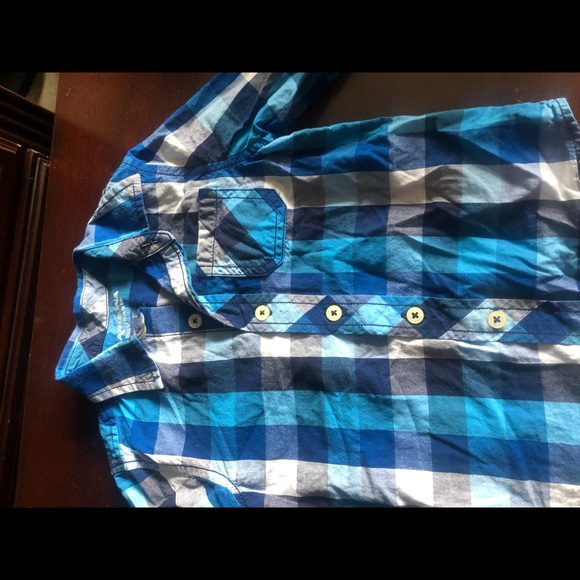 Three dress shirts have ties to match - Picture 4 of 6